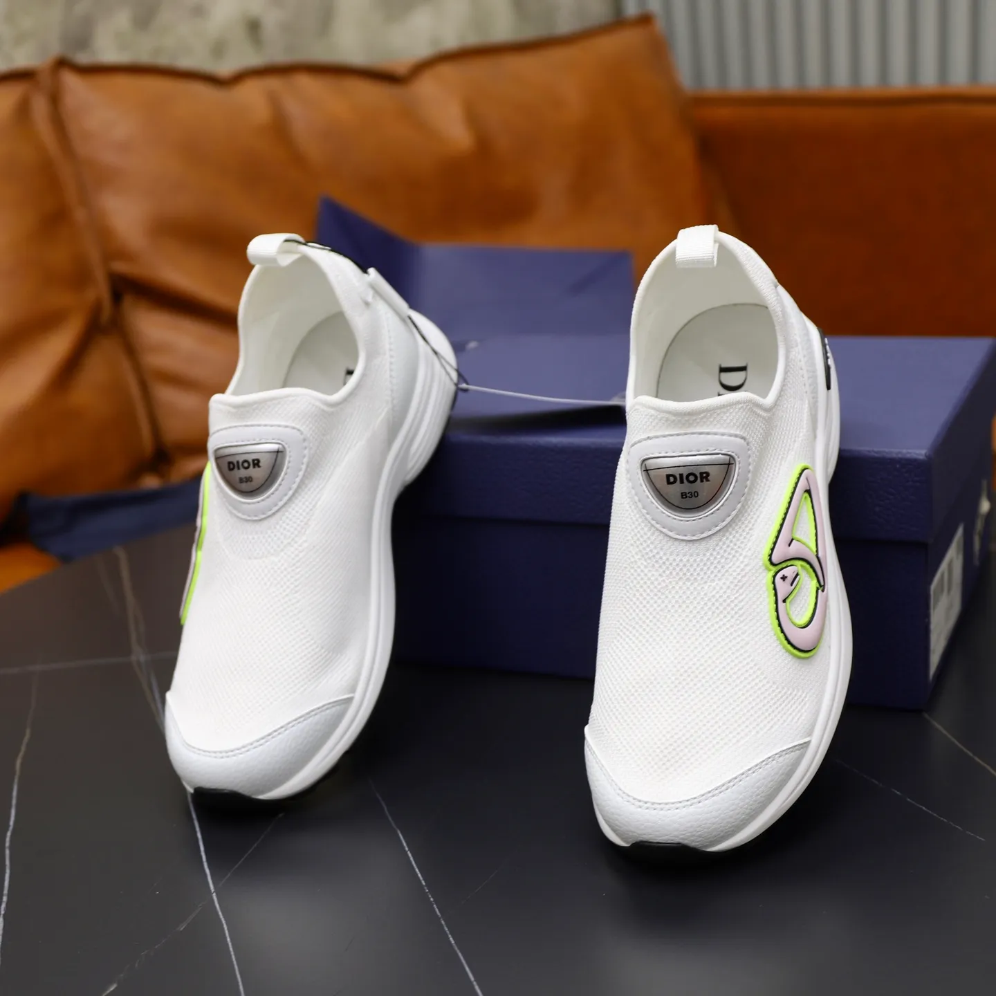 Ex-factory price: 520💰Dior B30’s latest hot model is shipped, the original version is made 1:1 ▪️ Fabric: Original customized fly woven ▪️ Lining: Imported breathable mesh ▪️ Sole: Original molded non-slip outsole ▪️ Size: 38-45 (45 is custom-made and cannot be returned)